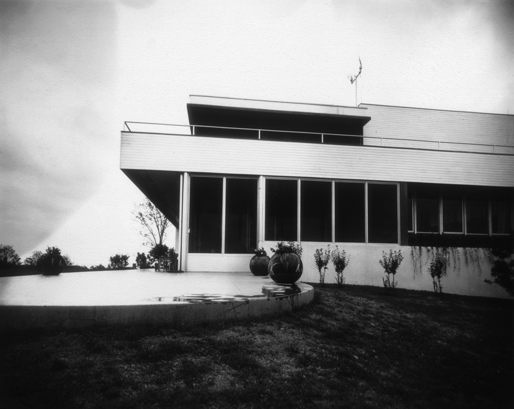Windshield House (1938), Fishers Island, N.Y.: Designed by Richard NeutraPhotograph: by Harold Haliday Costain, courtesy of the UCLA Library Archives and the Harold Haliday Costain Estate. Windshield House (1938), Fishers Island, N.Y.: Designed by Richard NeutraPhotograph: by Harold Haliday Costain, courtesy of the UCLA Library Archives and the Harold Haliday Costain Estate.