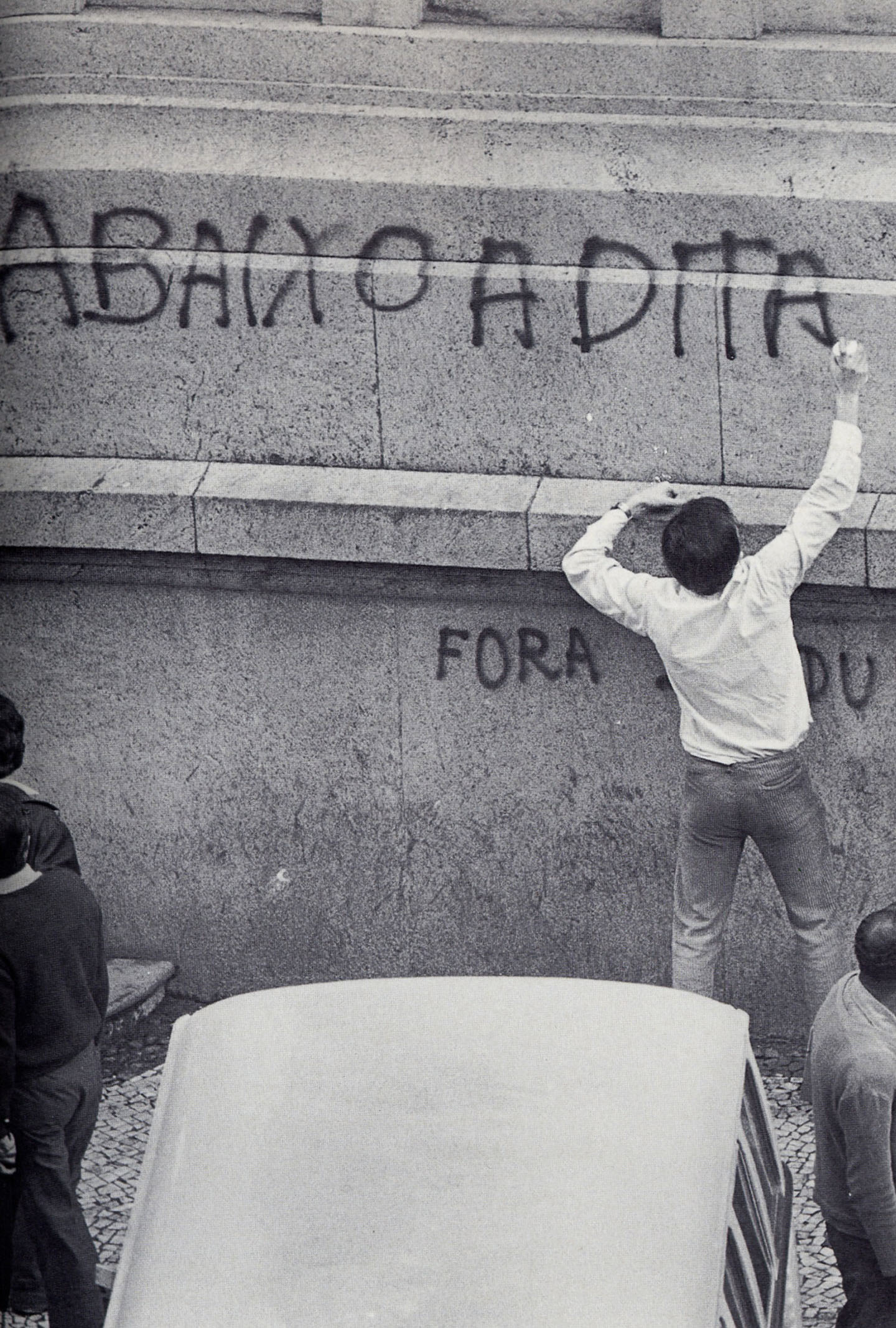 Democratizing information: Student protesting against the military dictatorship in 1968 in Rio de Janeiro. Demand for access to historical information is high: 50,000 readers visited the new document site in its first week. Democratizing information: Student protesting against the military dictatorship in 1968 in Rio de Janeiro. Demand for access to historical information is high: 50,000 readers visited the new document site in its first week.