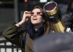 Lower-tech: Mali’o Kodis ’14 views the sun through an inexpensive pair of paper solar viewing glasses. Lower-tech: Mali’o Kodis ’14 views the sun through an inexpensive pair of paper solar viewing glasses.