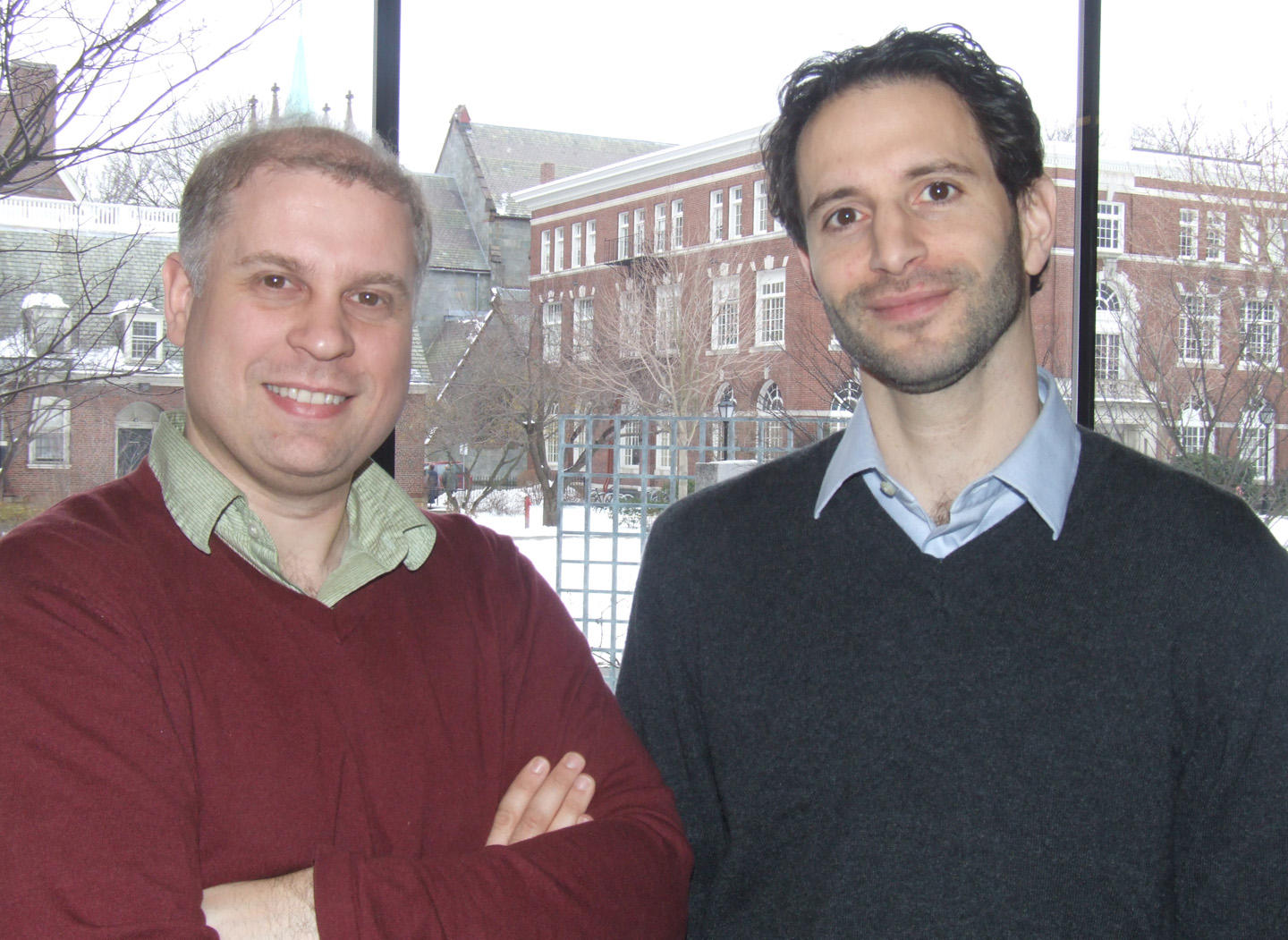Exploratory behavior based on uncertainty: David Badre and Michael Frank discovered architecture in the frontal lobe that supports a decision-making style based on analysis of uncertainty. Credit: Paul Rochford Jr./Brown University Exploratory behavior based on uncertainty: David Badre and Michael Frank discovered architecture in the frontal lobe that supports a decision-making style based on analysis of uncertainty. Credit: Paul Rochford Jr./Brown University