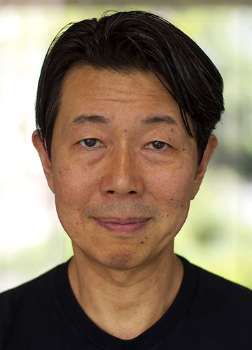 Takeo Watanabe: “A color change can be very conspicuous. If all items are black and white and all of a sudden a color item is shown, you pay attention to that.” Credit: Mike Cohea/Brown University Takeo Watanabe: “A color change can be very conspicuous. If all items are black and white and all of a sudden a color item is shown, you pay attention to that.” Credit: Mike Cohea/Brown University